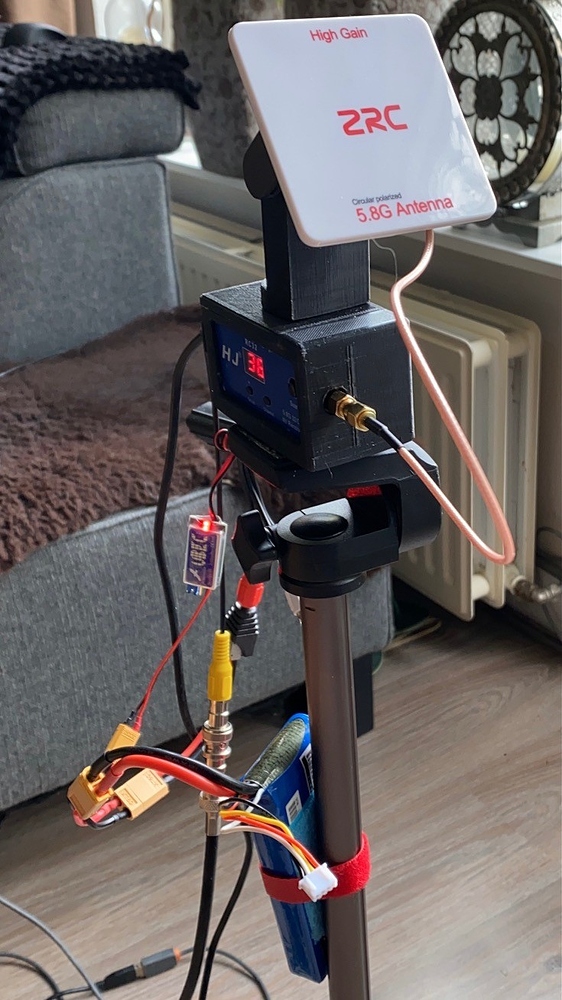 Antenna tracker with two 90 degrees servos, only 180 degrees usable ...